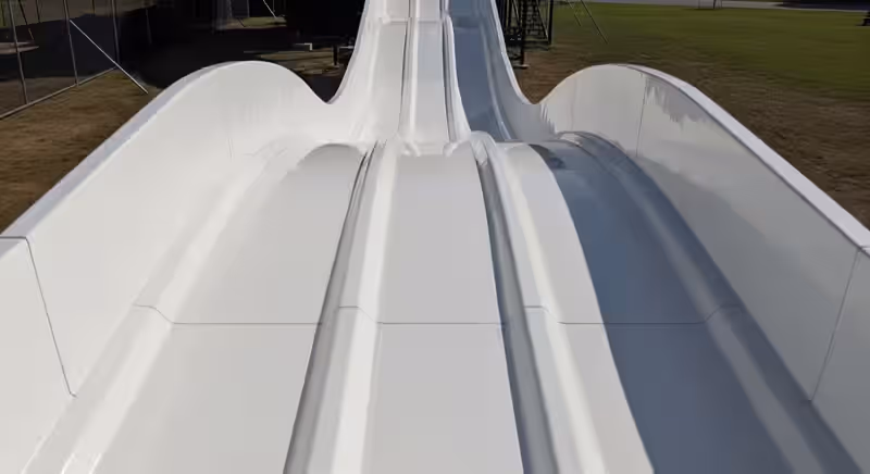 Inflable castillo para niños instalado con anclaje profesional y monitor de seguridad en evento CDMX