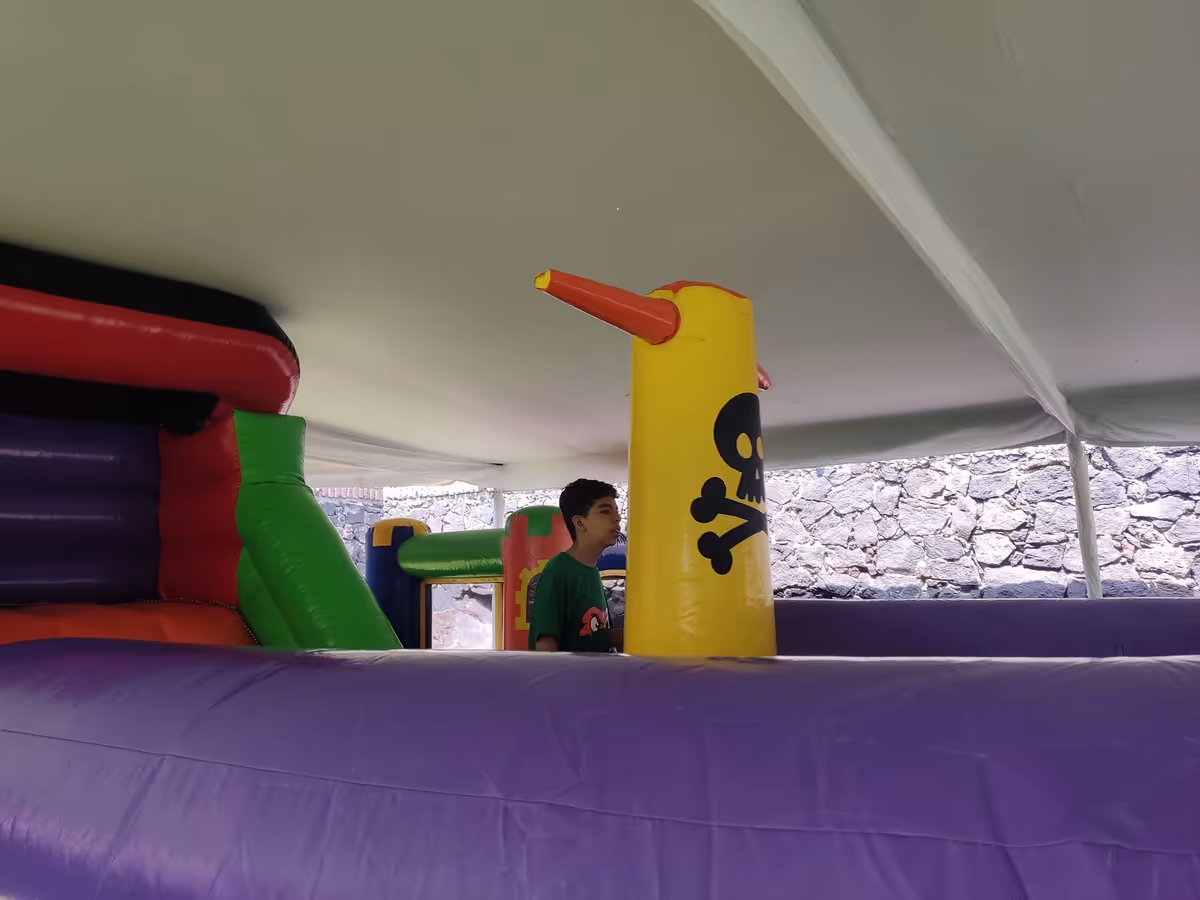 Barco pirata inflable instalado en evento CDMX para checklist de contratacion