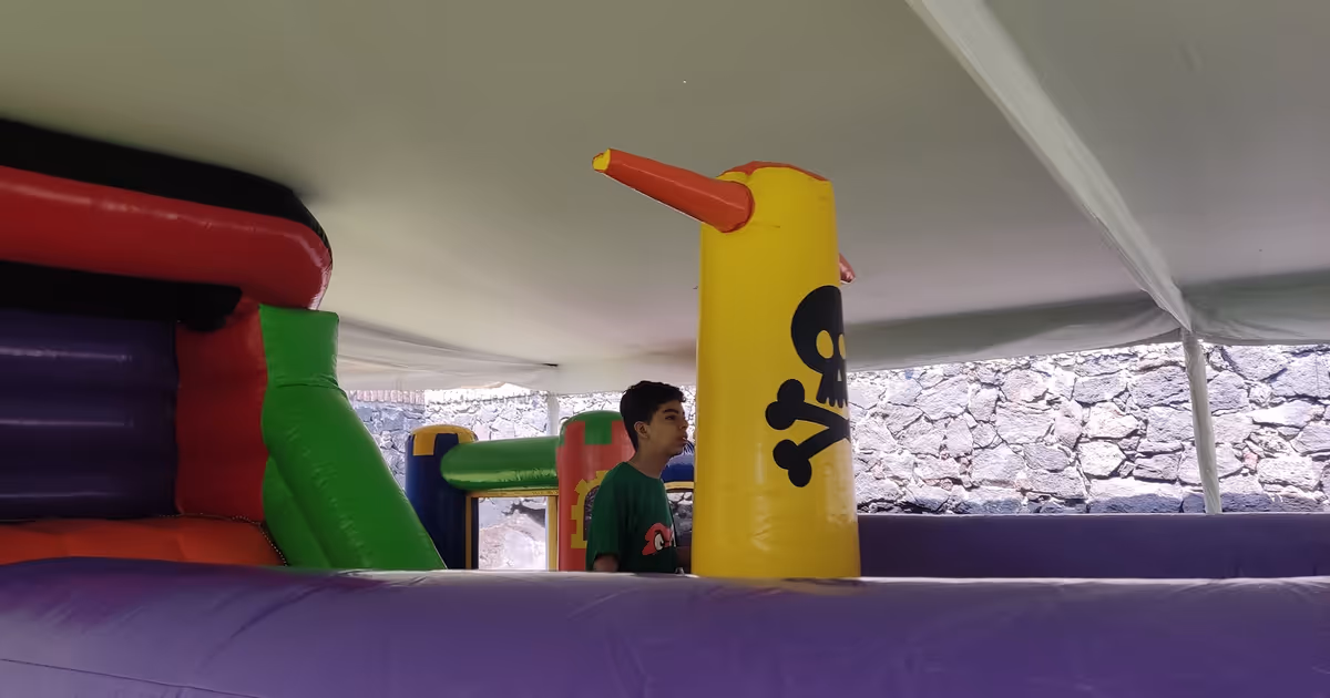 Barco pirata inflable instalado en evento CDMX para checklist de contratacion