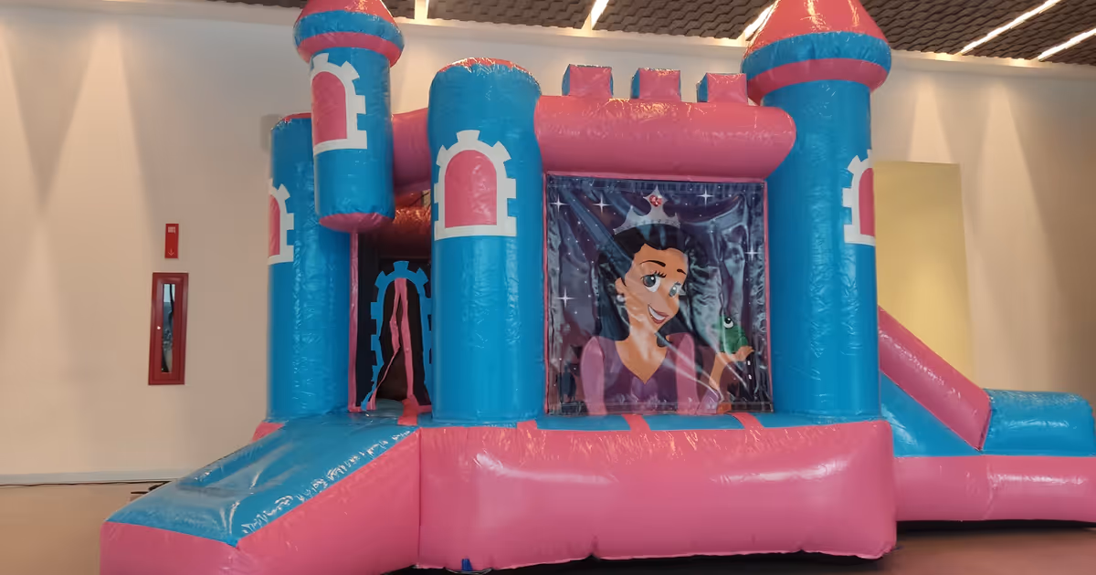 Comparativa entre brincolin castillo inflable e inflable extremo para fiestas en CDMX