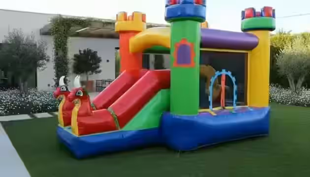 Castillo inflable de dragones con resbaladilla rentado para fiesta infantil en CDMX
