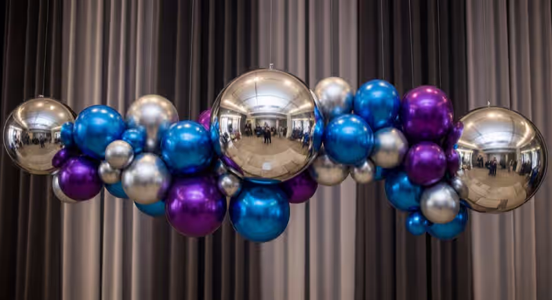 Mesa principal decorada para boda masiva en Toluca con elementos a escala