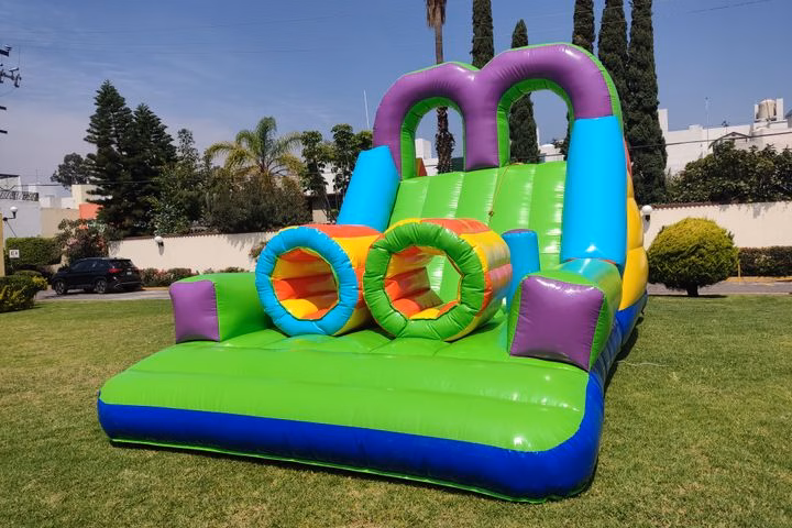 Circuito de obstáculos inflable para eventos en CDMX