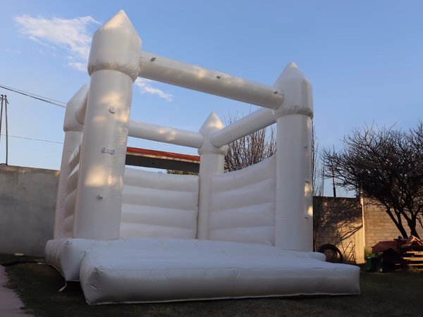 Castillo Blanco inflable INFLAPY - Inflable elegante 6x5 m para bodas XV años y eventos formales CDMX