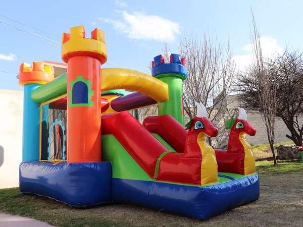 Renta brincolin dragones rojos CDMX - Castillo inflable con dos dragones para fiestas infantiles