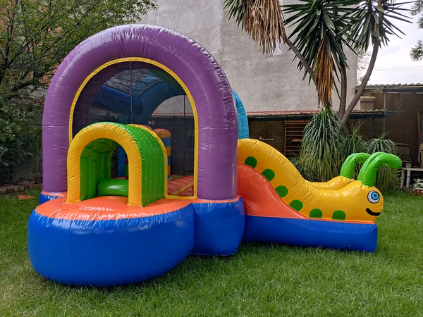 Renta brincolin Gusanitos CDMX - Inflable circuito con gusanitos coloridos para fiestas infantiles